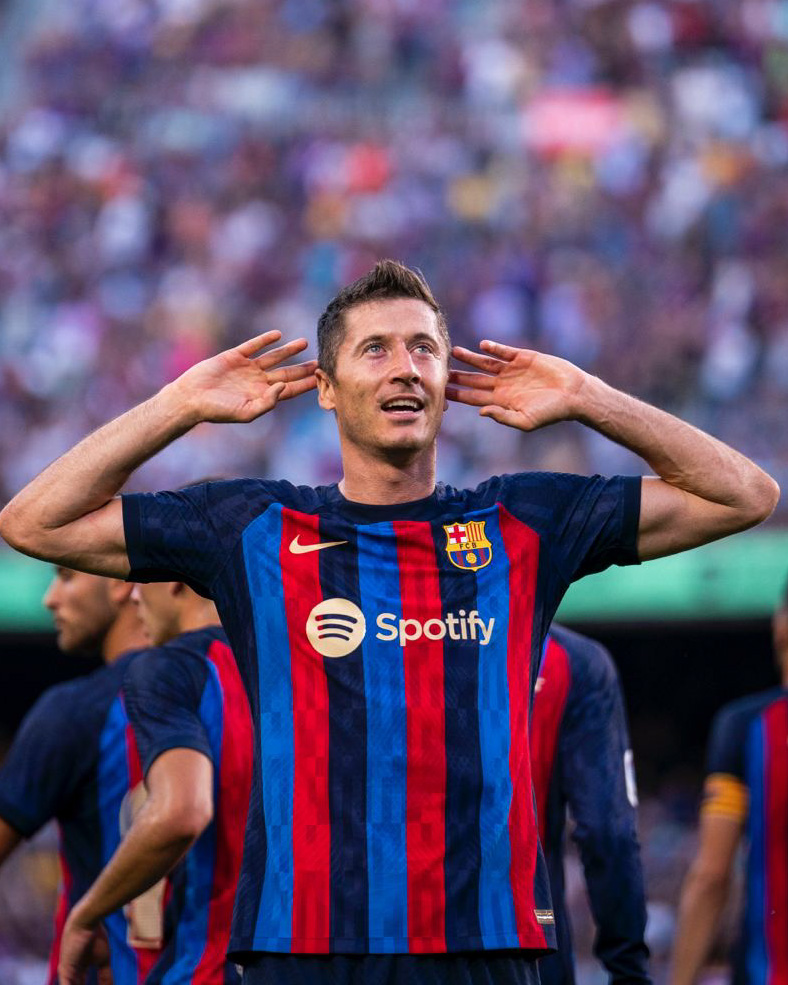 Lewandowski guía al Barcelona 
