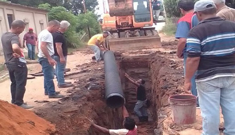 La gestión del alcalde Jhon Ziccardi necesita sustituir unos mil metros de tubería dañada. (Foto AVR).