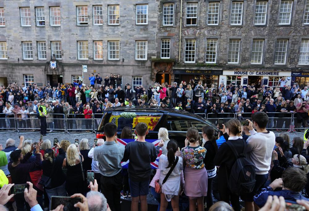 El féretro con los restos de la reina Isabel II, fallecida con 96 años, partió este martes desde el aeropuerto de Edimburgo, en Escocia, hacia Londres, donde mañana se instalará una capilla ardiente en el palacio de Westminster.