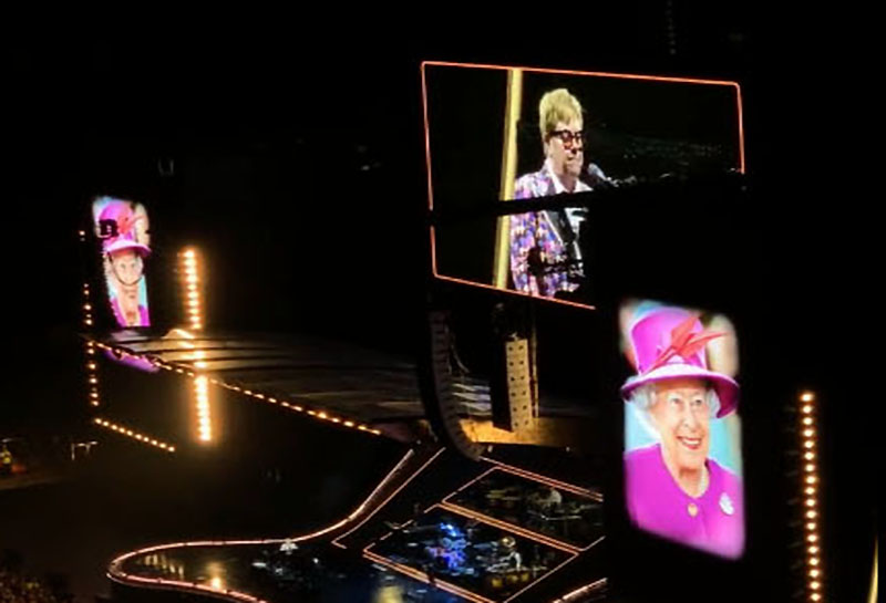 Elton John homenajea a Isabel II