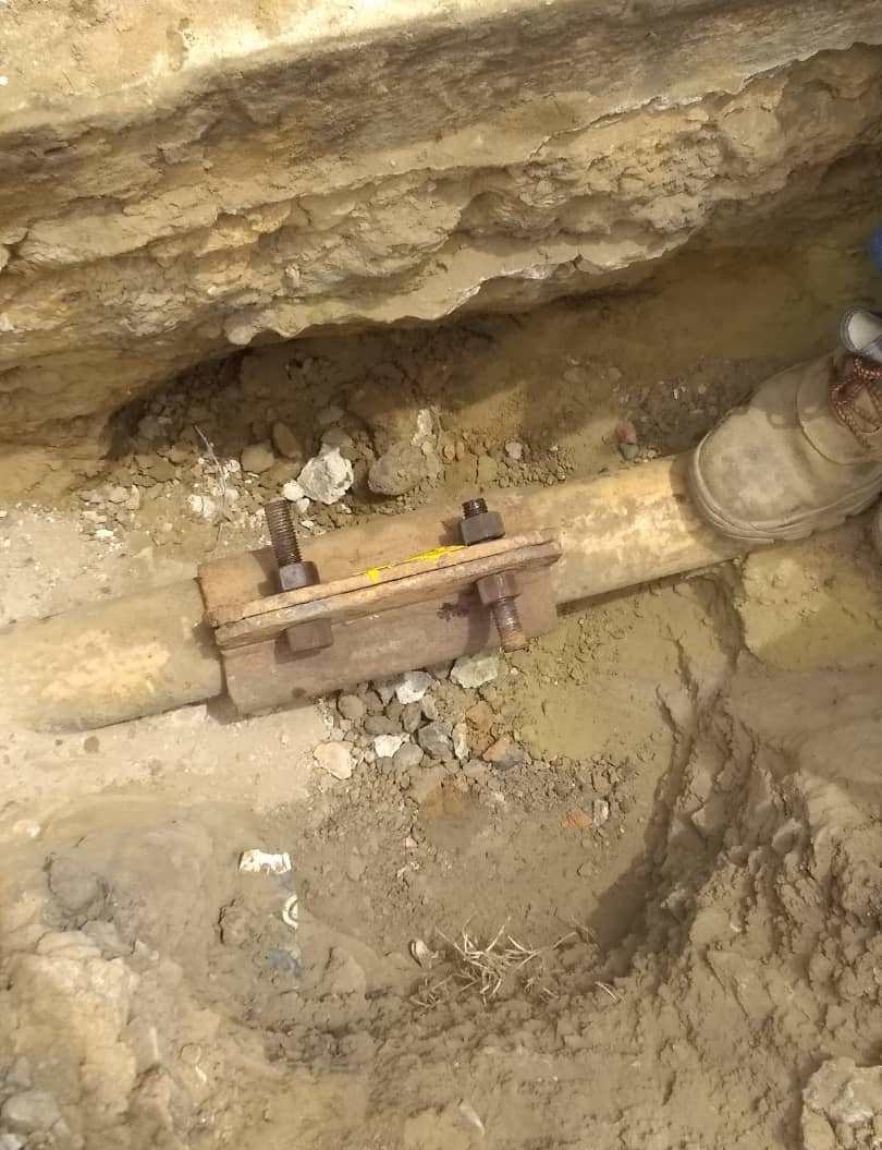 Emugas repara fuga por toma clandestina