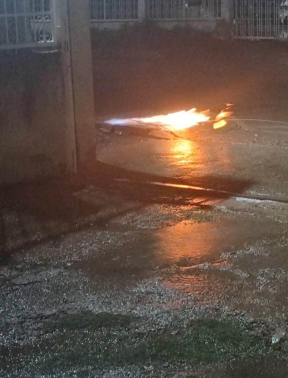 Emugas repara fuga por toma clandestina