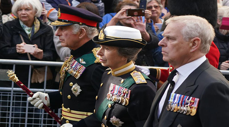 El rey Carlos III y sus hermanos