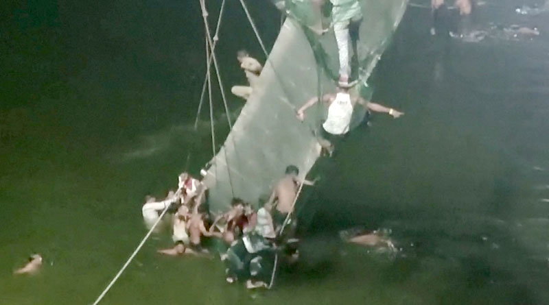 Al menos 68 muertos al colapsar puente colgante en India. Hay más de 100 desaparecidos