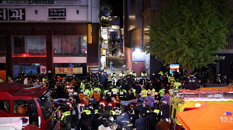 Al menos 146 personas murieron en un aplastamiento cuando una gran multitud que celebraba Halloween irrumpió en un callejón en un área de vida nocturna de la capital de Corea del Sur, Seúl, el sábado por la noche, dijeron funcionarios de emergencia.
