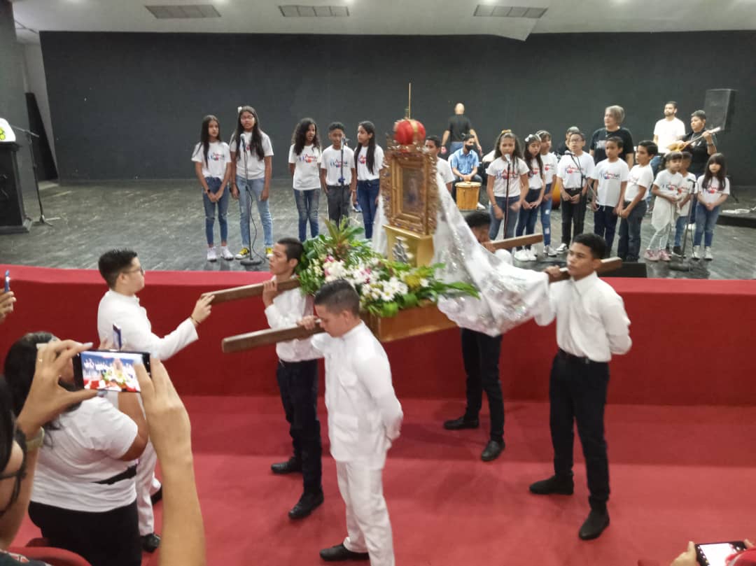 Niños le cantan a la Virgen del Rosario