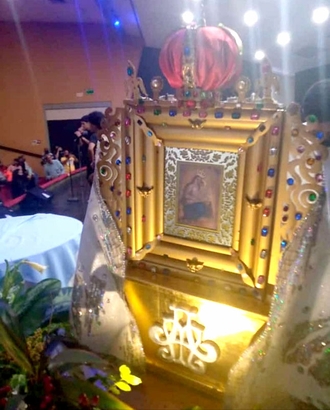 Niños le cantan a la Virgen del Rosario