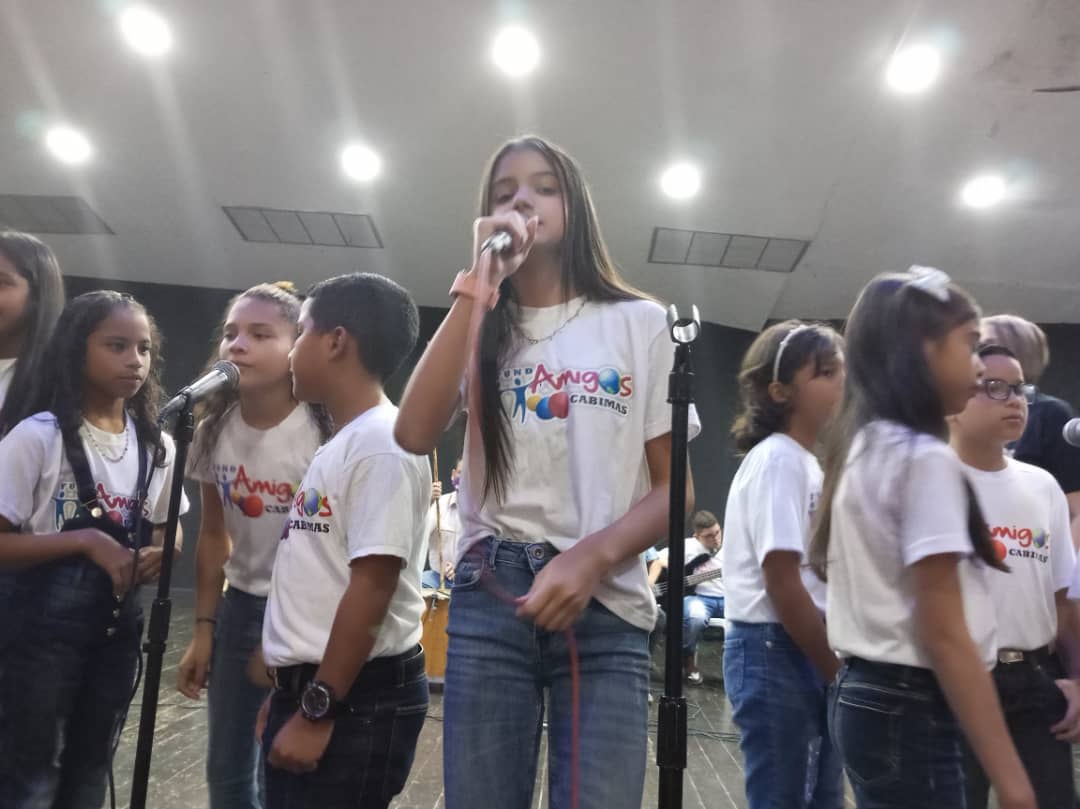 Niños le cantan a la Virgen del Rosario