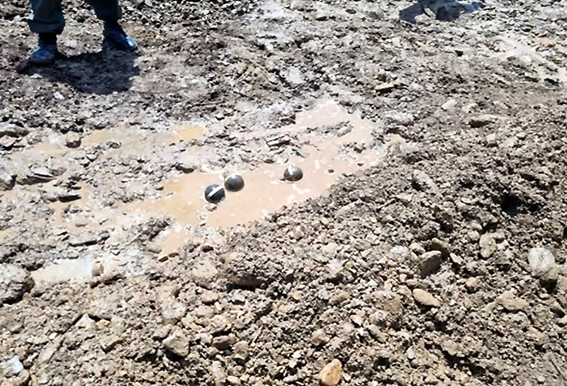 Tres granadas de gas lacrimógeno fueron rescatadas durante labores de limpieza y despeja que realizan diversos organismos en Las Tejerías (Aragua), según fuentes militares.