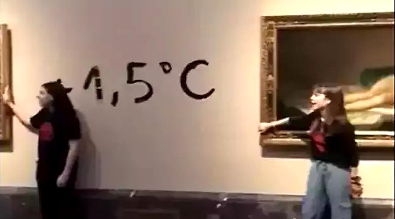 Activistas se pegan a "La Maja desnuda"