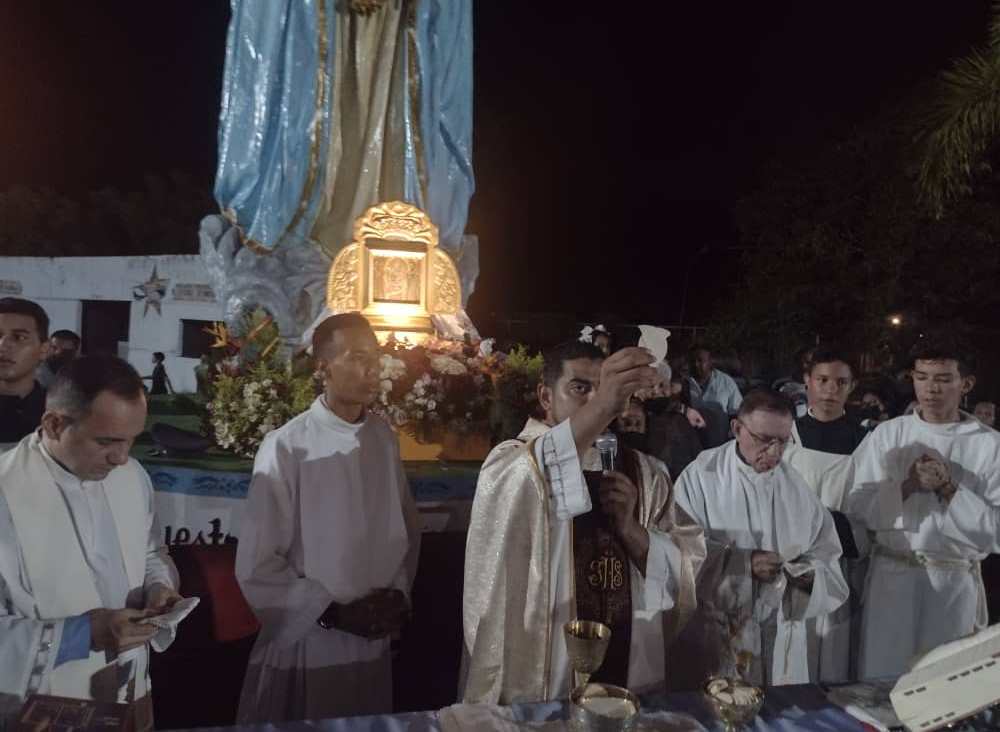 Valmorenses colmaron las adyacencias de la plaza Fátima de Bachaquero en una santa misa en honor a la Virgen Morena en su visita a Valmore Rodríguez.
