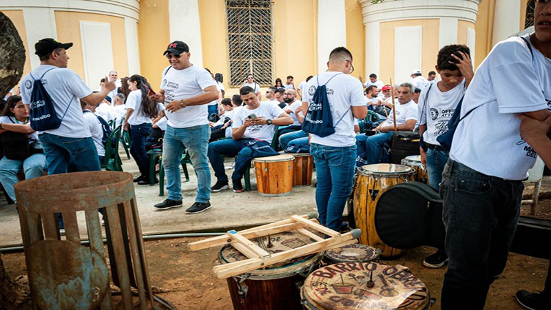 Los 414 participantes, entre niños, jóvenes y adultos, que buscarán alcanzar el Guinness World Record como la banda folclórica más grande del mundo; llegaron, la tarde de este martes 8 de noviembre a la Plazoleta de la Basílica, para lograr esta hazaña con mucha alegría y entusiasmo, como representantes de Maracaibo, el Zulia y Venezuela en el marco del Día del Gaitero.