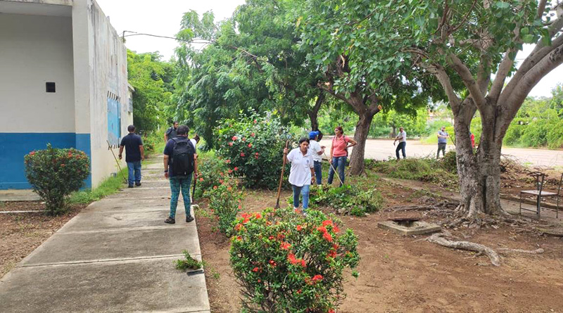 Realizan jornada de limpieza en áreas de LUZ-COL