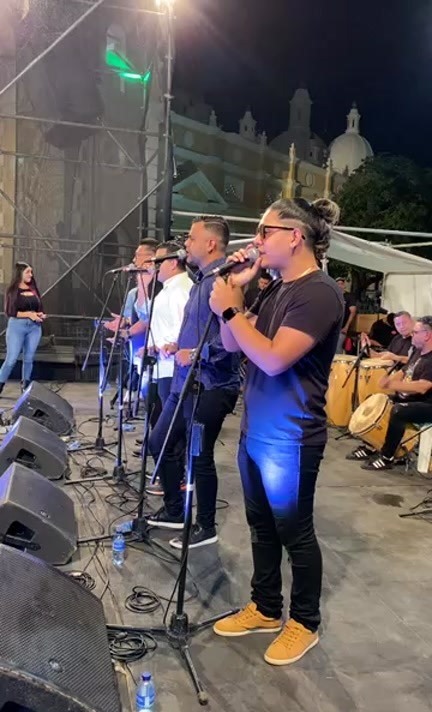 Agrupaciones gaiteras ya comenzaron a sonar frente a la Basílica