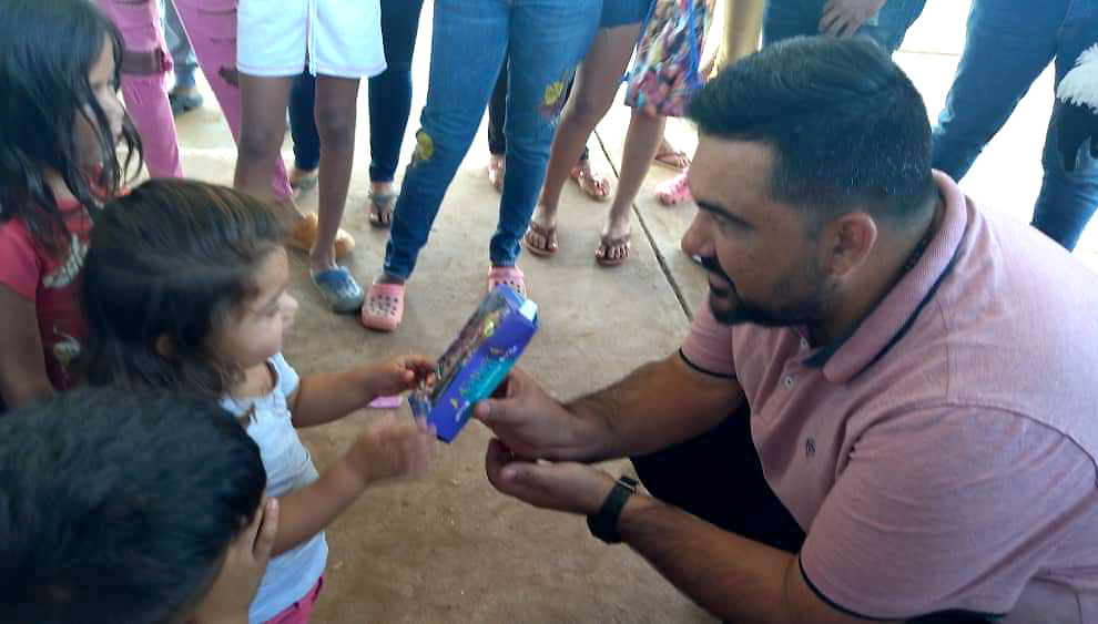 Cerca de 200 niños de la parroquia Eleazar López Contreras y Paraute del municipio Lagunillas recibieron un juguete como regalo de navidad por parte de los ediles del Concejo Municipal, Mervin Marín, Angelina Segovia, Kristal Méndez y Luis Augusto Martínez, acompañados  de los dirigentes de Primero Justicia del Sector.