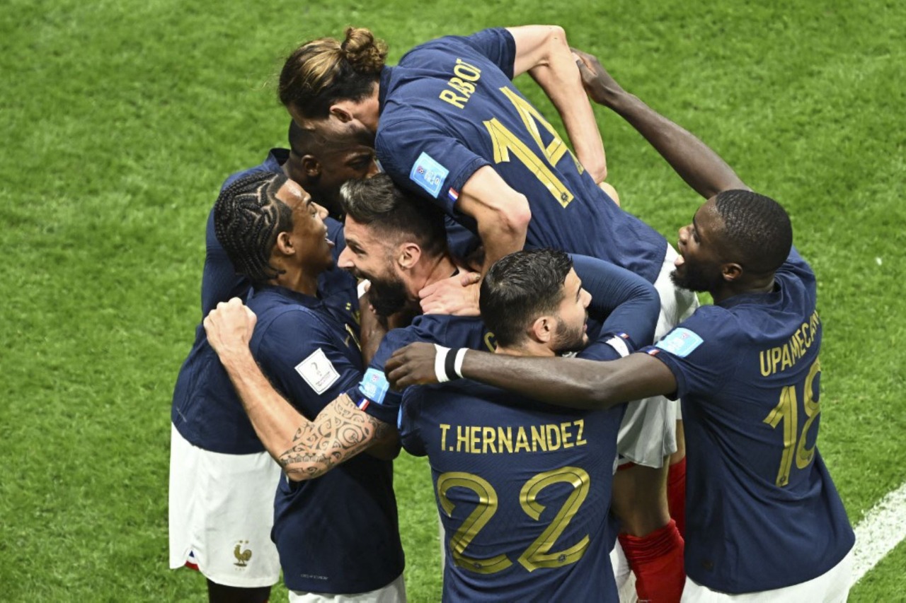 Francia avanza a semifinales del Mundial al vencer 2-1 a Inglaterra