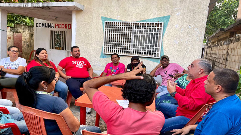 El Bloque Parlamentario del Zulia continúa impulsando la consulta pública para la reforma de las leyes del Poder Popular con la finalidad de recabar todos los aportes y propuestas de los integrantes de Consejos Comunales, Comunas y organizaciones sociales en pro de consolidar la transferencia de planes, proyectos y recursos al pueblo. Así lo afirmó el diputado a la Asamblea Nacional Juan García quien recorrió la parroquia Antonio Borjas Romero ubicada al oeste de la ciudad de Maracaibo.