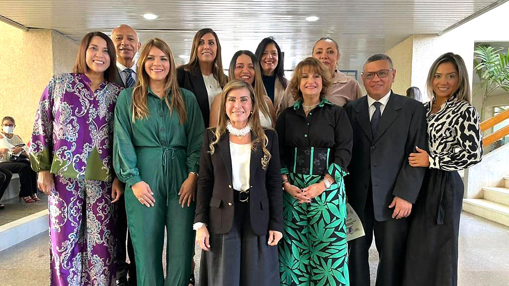 LUZ entregó diplomado en derecho internacional