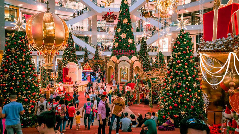 La Navidad, así como el nuevo año, no llega al mismo tiempo en todo el mundo. El primer país en celebrar la fiesta de Navidad es Kiribati, un archipiélago y país insular ubicado en la zona central oeste del océano Pacífico, al noreste de Australia. Los habitantes de Kiribati reciben la Navidad cerca de entre 16 y 20 horas antes que los latinoamericanos.