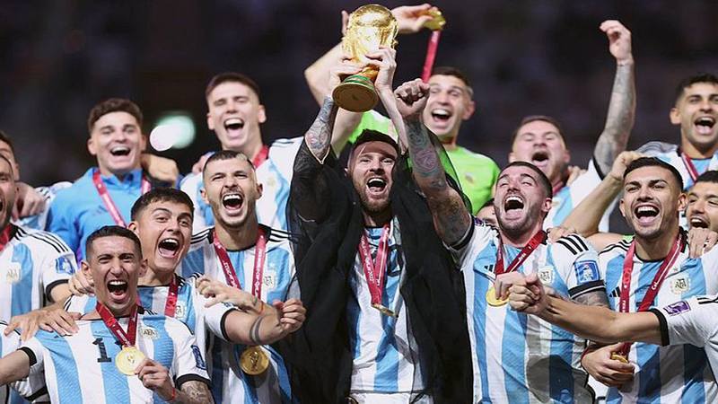 Conoce el significado de la túnica que lució Lionel Messi al levantar la  Copa del Mundo