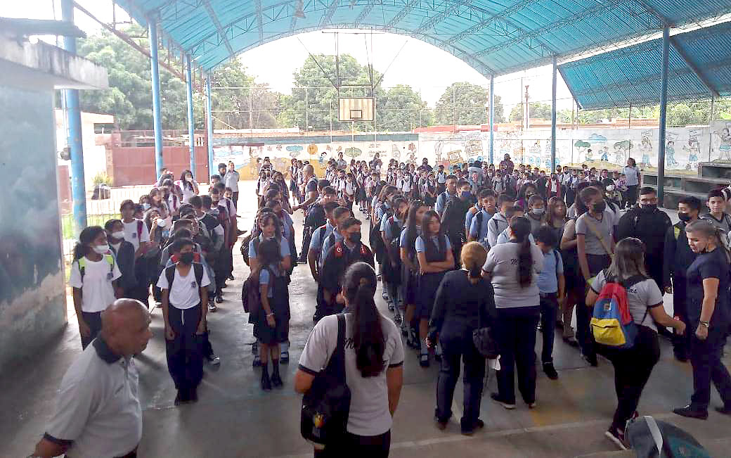¡Estudiantes zulianos regresaron a clases! (6)