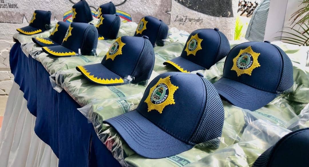 220 uniformes Policabimas