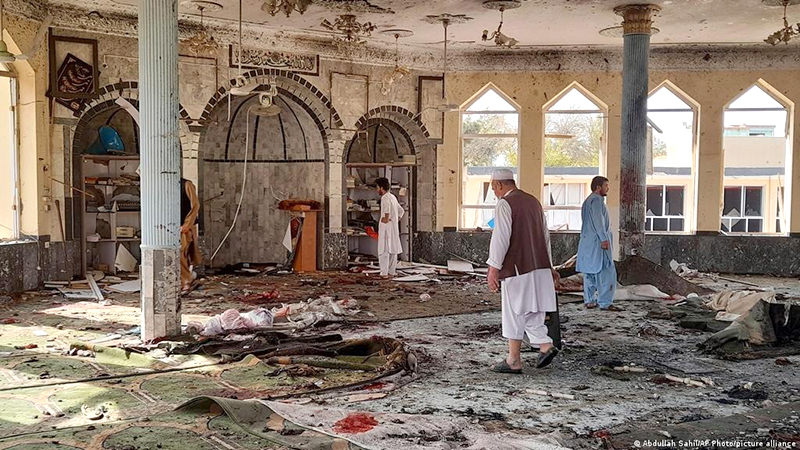 Asciende a 100 los muertos tras atentado a mezquita en Pakistán