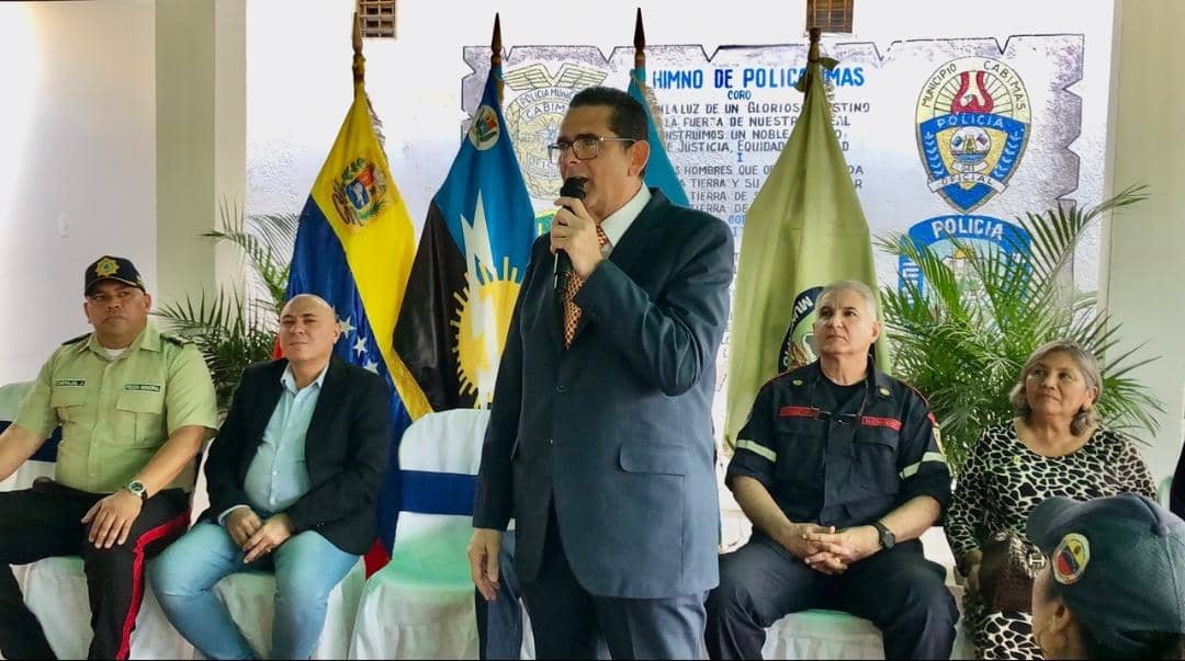 220 uniformes Policabimas