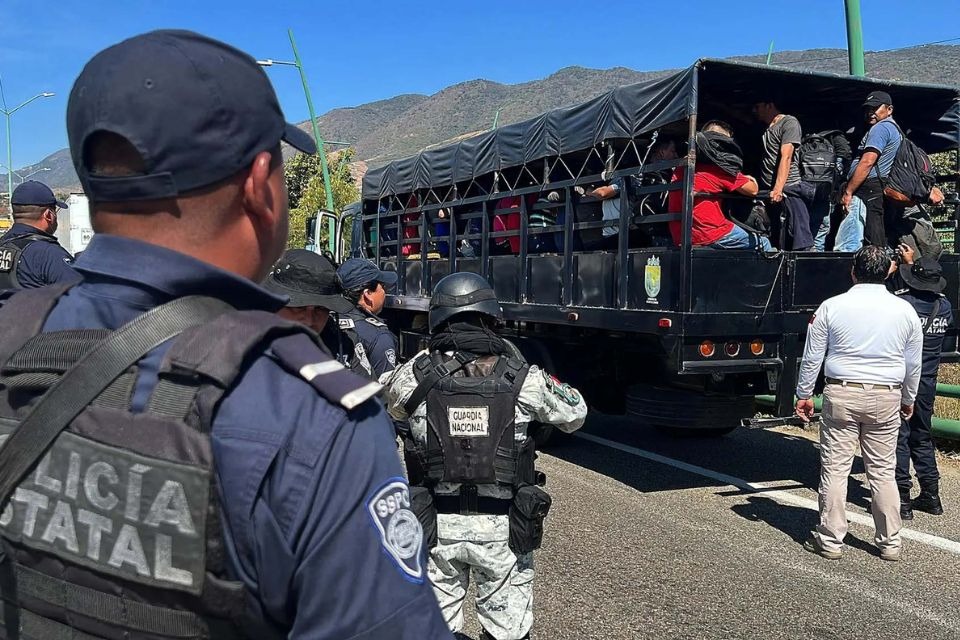 Hallan a más de 250 migrantes hacinados en tráiler en sur de México