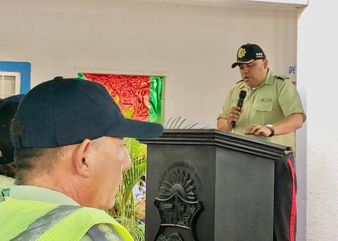 220 uniformes Policabimas