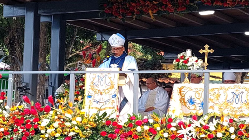 Basabe ante la Divina Pastora
