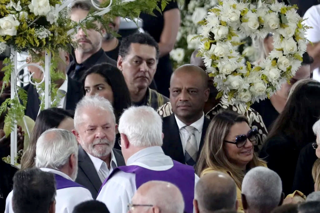 Finaliza el velatorio de Pelé tras la visita de 230.000 aficionados