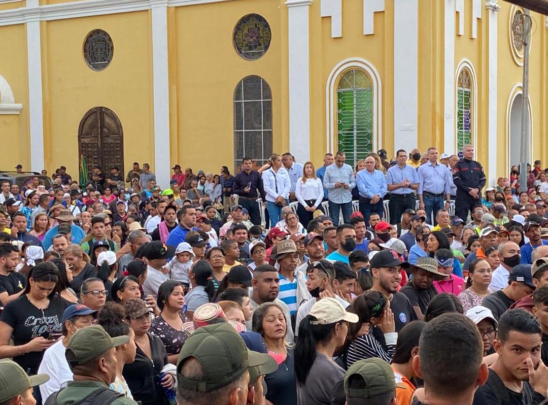 Desde las cuatro de la mañana comenzaron a llegar los fieles devotos a las afueras de la Catedral de Cabimas para rendir honores al Santo Negro. En estos momento se celebra la santa misa.