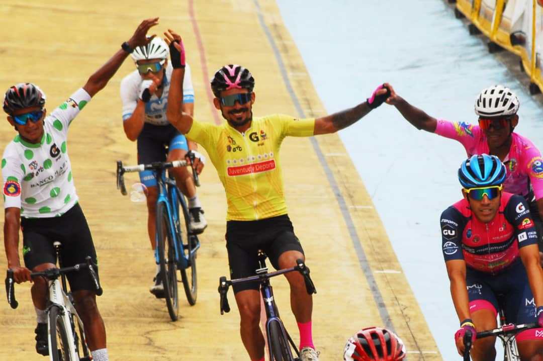 Le llegó su día, su gran momento, su vida, su Mérida y el Velódromo J.J. Mora, de San Cristóbal lo recibió de pie como nuevo campeón de la Vuelta al Táchira, José Alarcón.