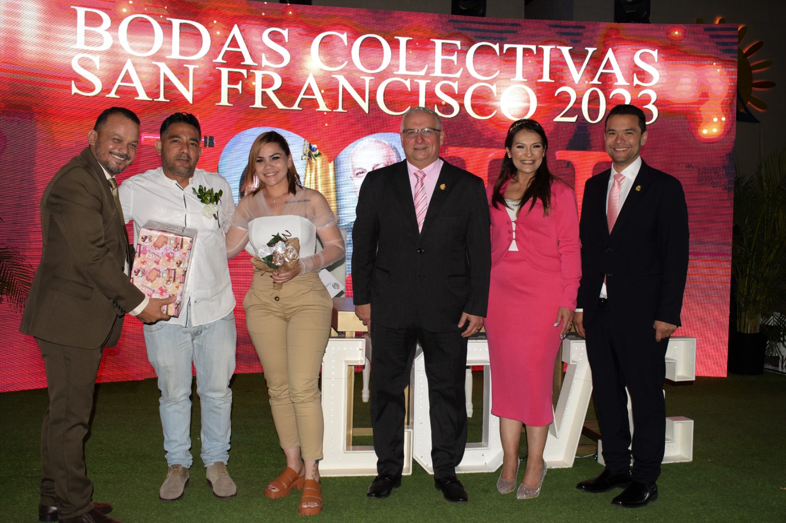 135 parejas se unieron en boda colectiva en San Francisco