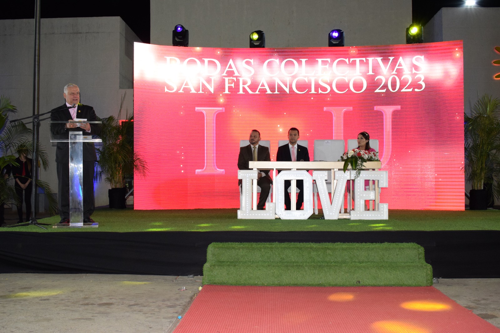 135 parejas se unieron en boda colectiva en San Francisco