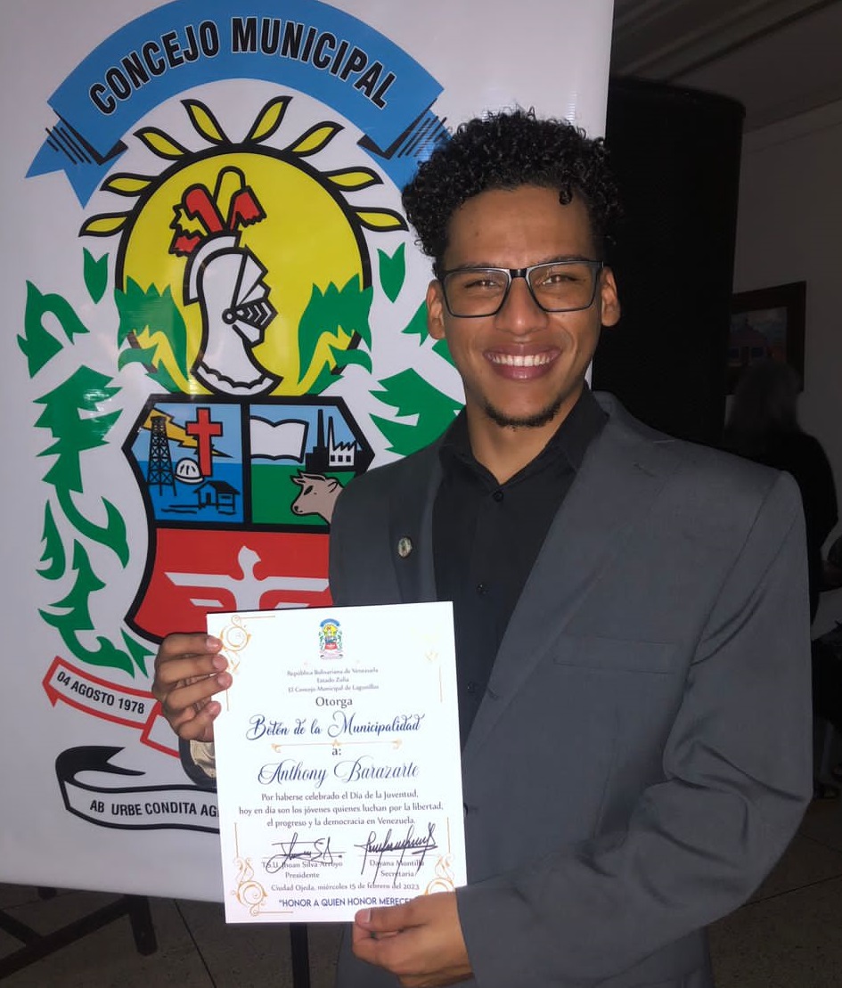 El líder de la marca “Sesiones Pa Vos”, Anthony Barazarte, recibió un emblemático reconocimiento por parte de las autoridades municipales de Lagunillas en el Día de la Juventud.