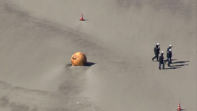 Hallan misteriosa bola de hierro de color anaranjado en la costa de Japón