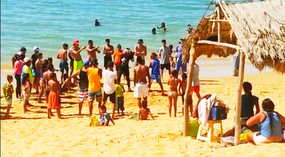 Miles de temporadistas aún disfrutan en las playas de Paraguaná