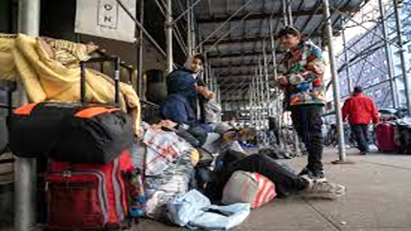 Nueva York intenta un acuerdo con venezolanos desalojados de hotel donde pernoctaban
