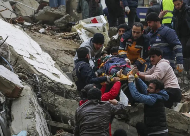 Pasan de 3 mil los muertos por el terremoto