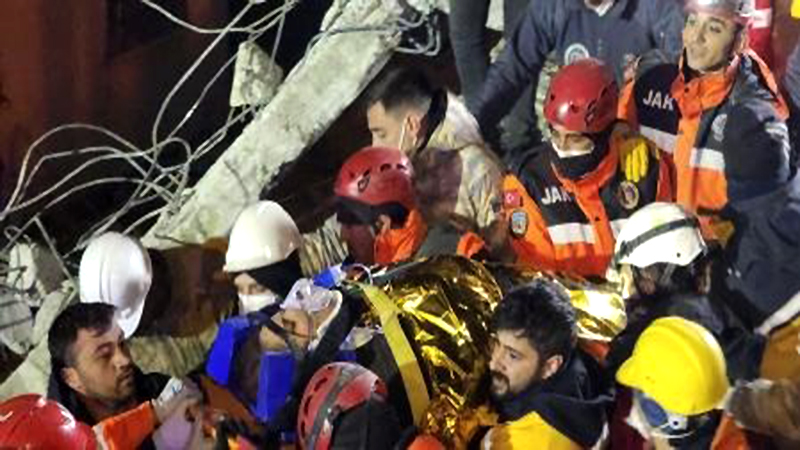 Rescatan en Turquía a 5 supervivientes a 9 días del terremoto