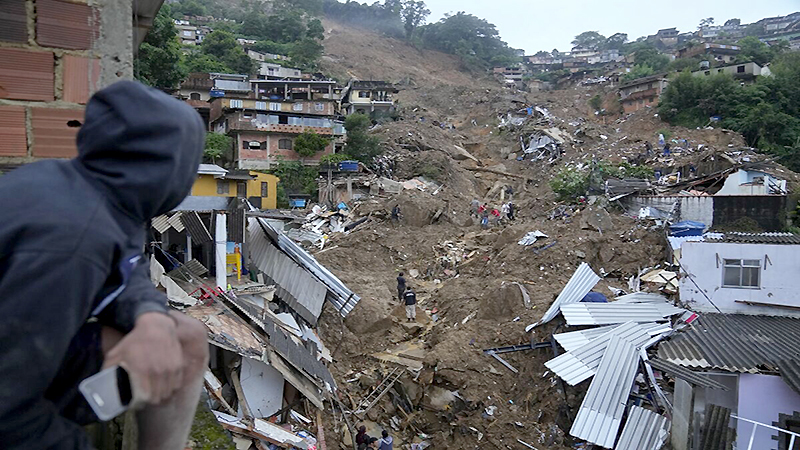 El número de fallecidos por las fuertes lluvias que han azotado el litoral del estado brasileño de Sao Paulo ha subido de 40 a 44 óbitos, mientras que los desaparecidos se mantienen en alrededor de 40, informan este martes fuentes oficiales.