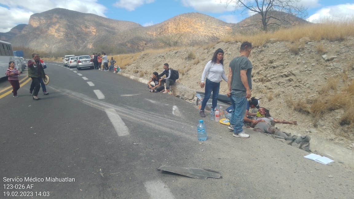 Volcamiento de autobús deja al menos 15 muertos en México