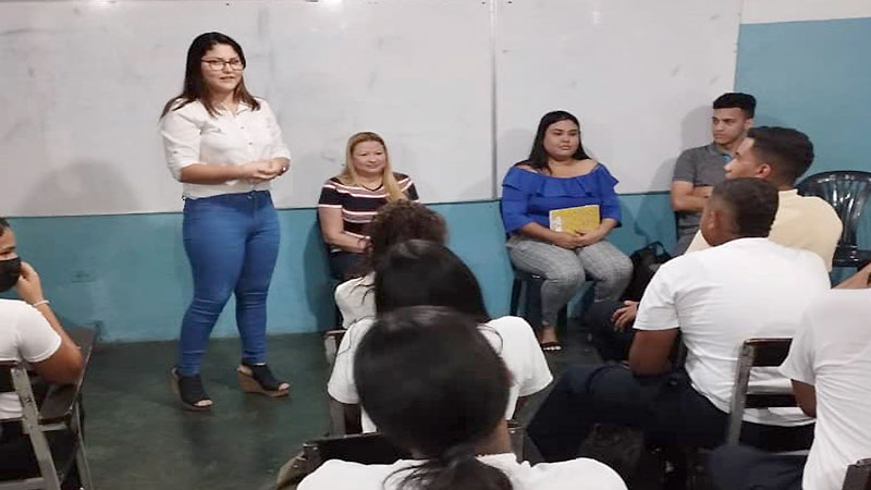 Charla sobre violencia en noviazgos de los adolescentes