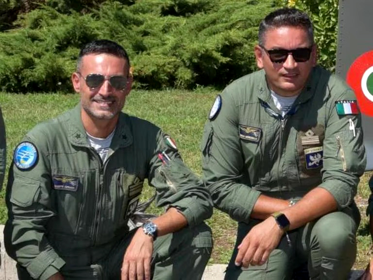 Dos aviones de adiestramiento de las fuerzas aéreas italianas chocaron en la zona de la ciudad Guidonia Monteceli, a 20 kilómetros al noreste de Roma, ambos pilotos fallecieron. El choque ocurrió en el aire mientras que los aviones realizaban maniobras conjuntas.
