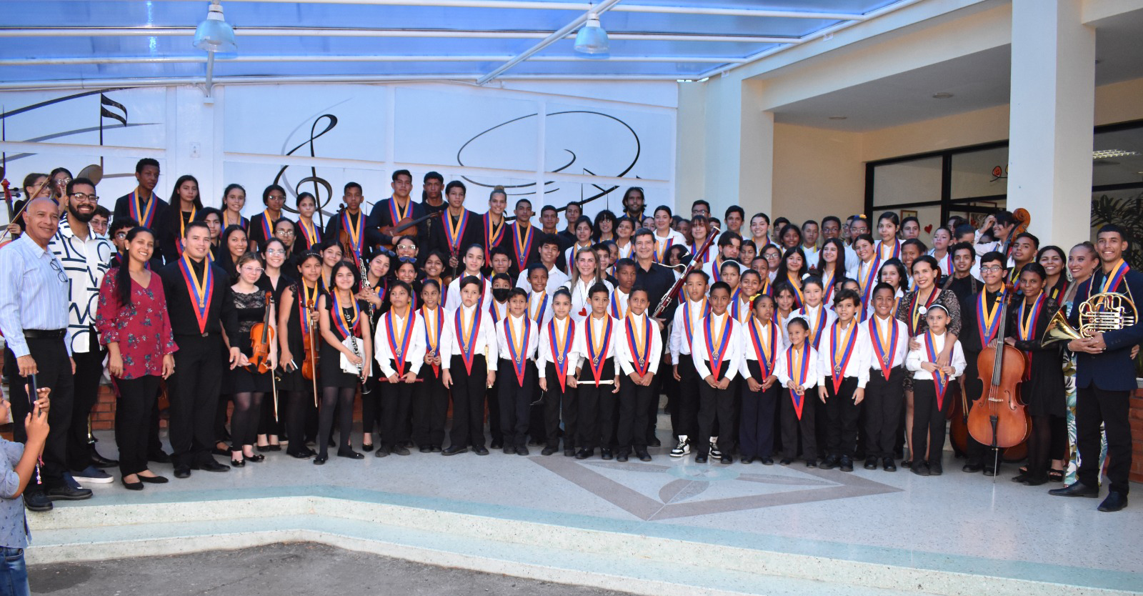 Ensambles, orquestas juveniles, corales y el Grupo de Voces del Zulia, unidos en nombre del Núcleo Sistema Fundación del Niño Zuliano, rindió homenaje al Sistema Nacional de Orquestas y Coros Juveniles e Infantiles de Venezuela, fundado hace 48 años por el maestro José Antonio Abreu