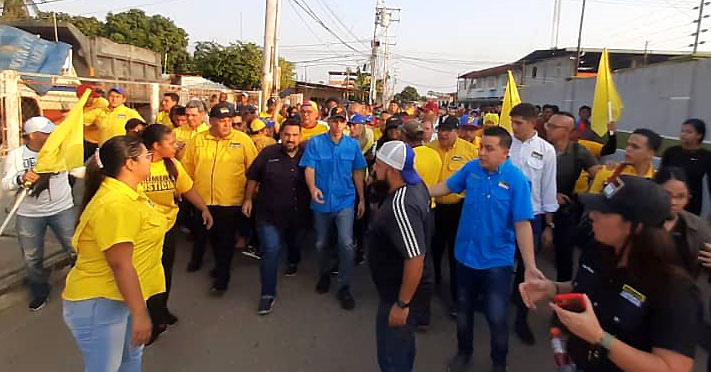 Capriles recorrió calles de Ciudad Ojeda 
