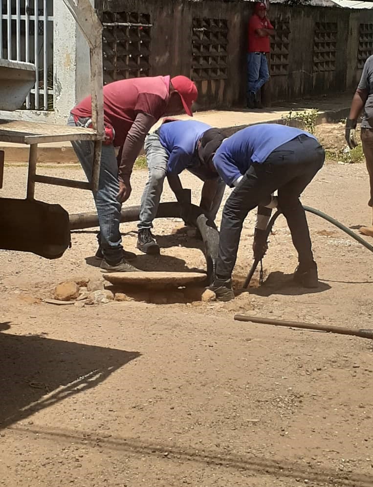 Hidrolago ejecuta mantenimiento a un colector en Campo Lindo