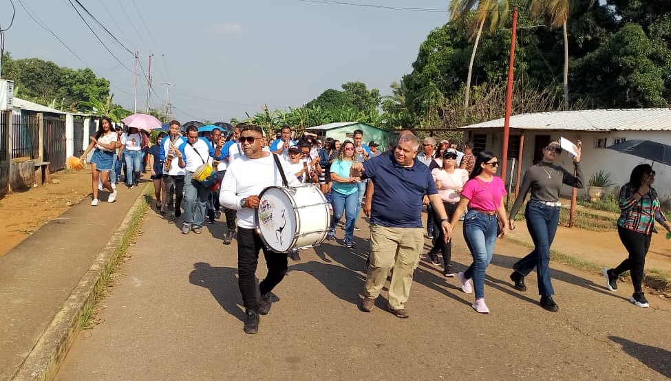 José Mosquera realizó donativo en la parroquia Campo Lara